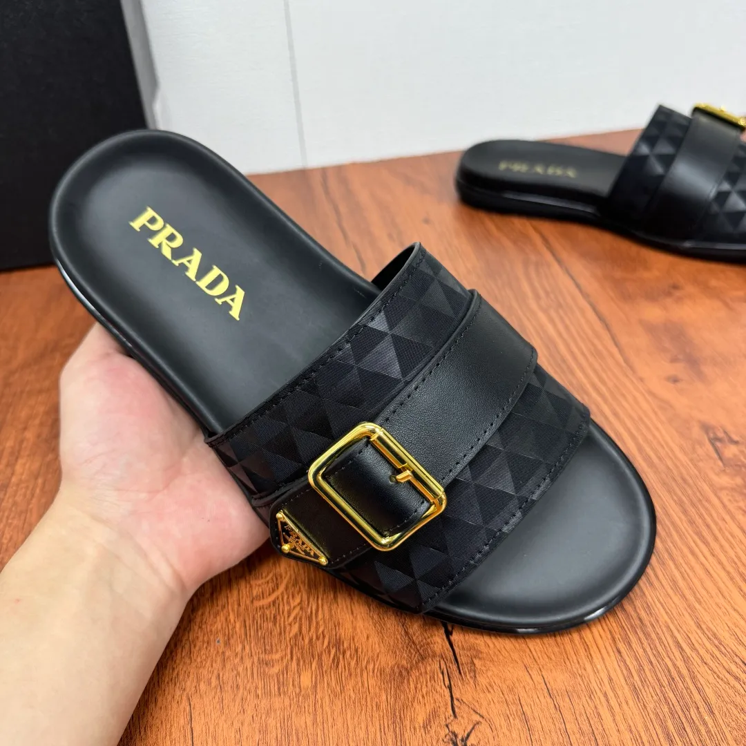 Batch 580 Prada/Prada's new men's straight style genuine leather slippers. Retro inspiration and modern lines coexist harmoniously. The dynamic design is decorated with the brand's iconic symbols and characteristic details. Genuine leather bottom layer, inner calfskin upper including stone pattern cowhide, smooth calfskin, and classic canvas three-logo pattern are available in three styles. It is decorated with genuine leather buckle straps, metal buckle details, and embellished with gold classic enamel brand logo details. Thin rubber soles are standard, and a complete package! Size: 39-40-41-42-43-44-45 Leather shoe size Item number: 2X3064 Leather cloth